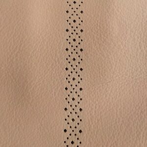 Nahaufnahme der hellbraunen Echtleder Flechtnarben Prägung für Porsche mit vertikalem Rauten-Lochmuster.