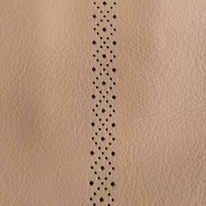 Nahaufnahme der hellbraunen Echtleder Flechtnarben Prägung für Porsche mit vertikalem Rauten-Lochmuster.